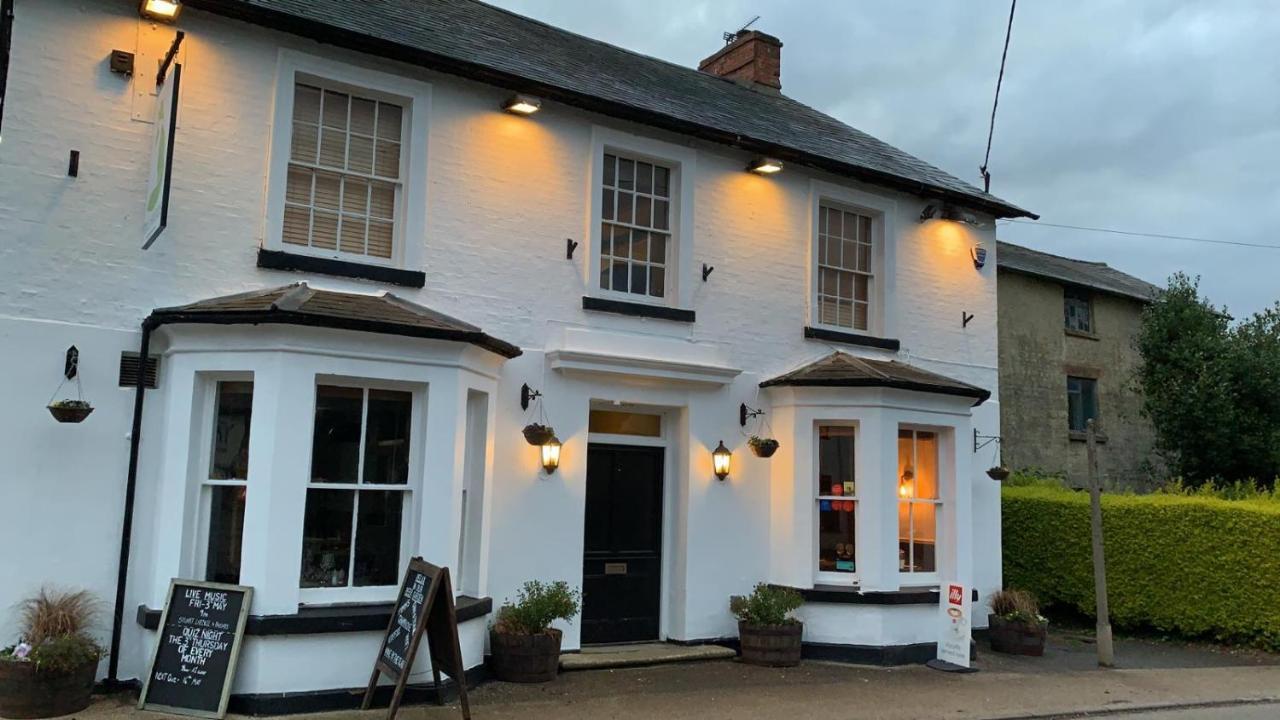Hotel The Fox And Hounds à Whittlebury Extérieur photo